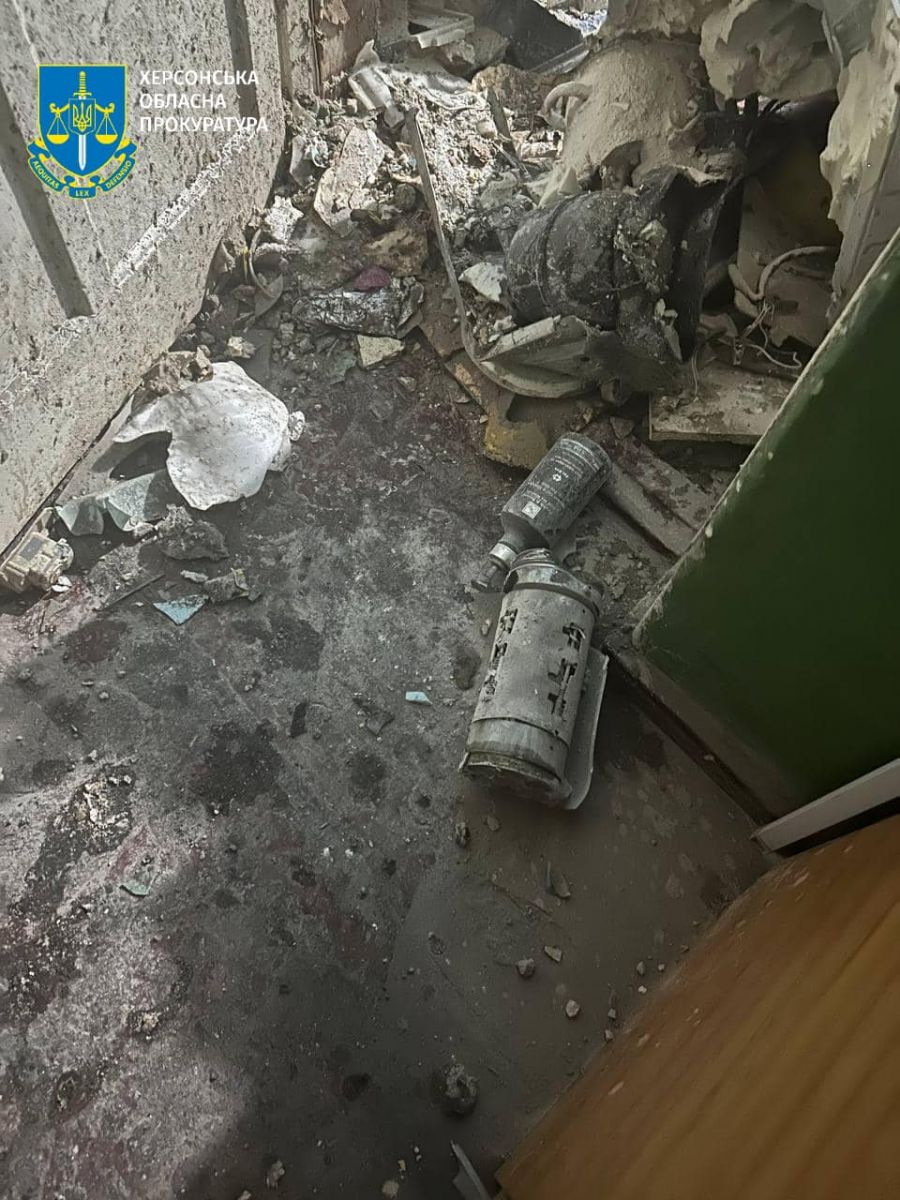 Окупанти вдарили артилерією по багатоповерхівці в Херсоні. Фото: прокуратура