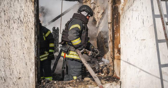 Окупанти вдарили артилерією по багатоповерхівці в Херсоні. Фото: ДСНС