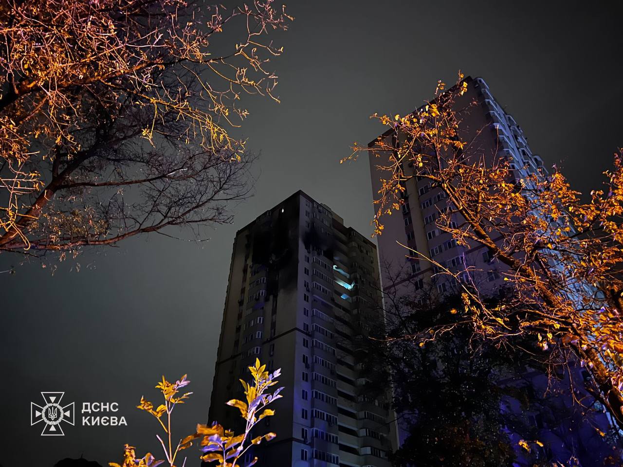 Наслідки удару по багатоповерхівці в Києві. Фото: ДСНС