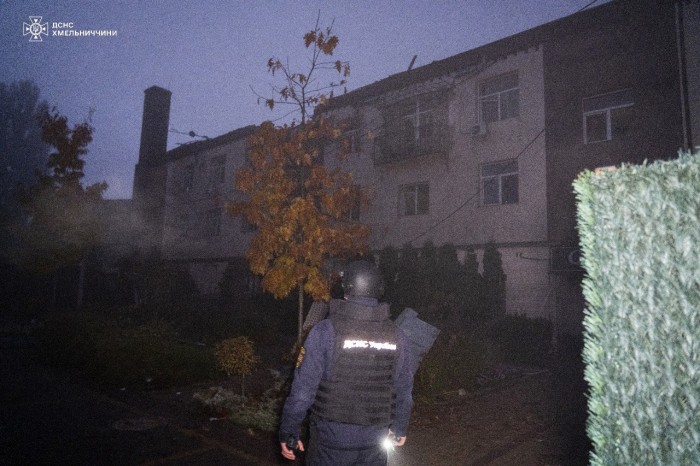 Наслідки удару російських дронів, фото: ДСНС Хмельниччини