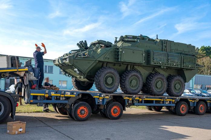 Канада передала Україні першу партію БТРів LAV