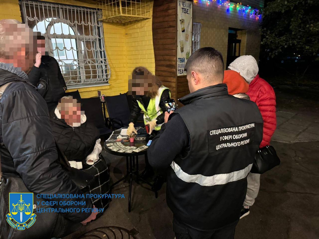 У Києві лікар та її спільник вимагали у ветерана 5 тис. дол. Фото: ОГП