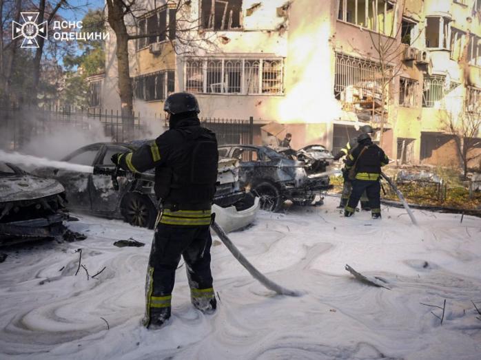 Понівечена Одеса: Труханов та рятувальники показали відео з місця падіння "Іскандера"