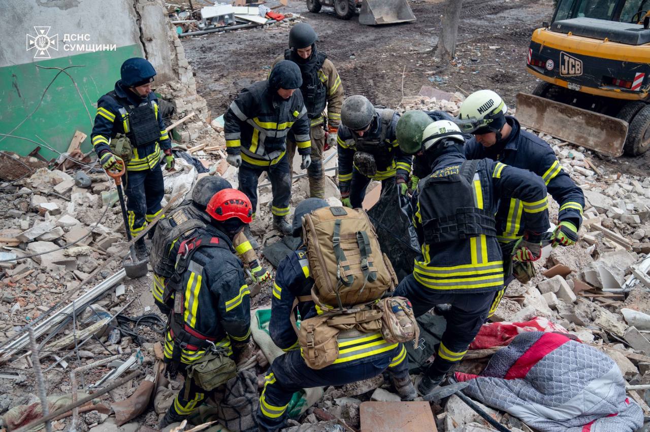 Розбір завалів у Глухові. Фото: ДСНС