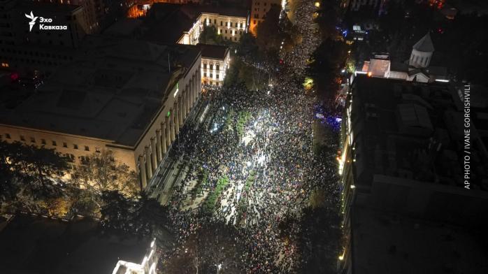 Спецназ водометами та газом розганяв протести біля парламенту в Тбілісі, люди повернулися на барикади