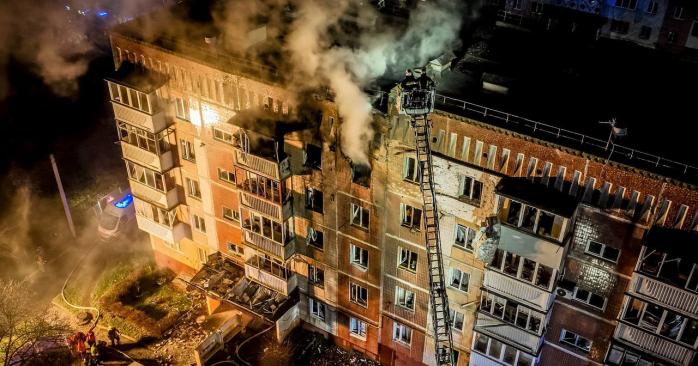 «Шахед» попал в жилой дом в Тернополе. Фото: ГСЧС