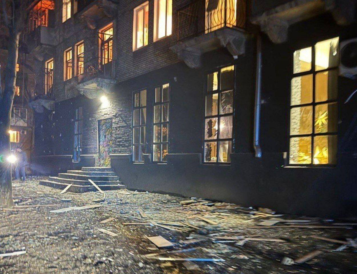 Наслідки падіння «Шахеда» у Кам’янському. Фото: ОВА