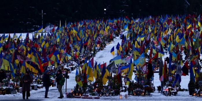 Во Львове на Полях почетных захоронений Защитников Украины зажгли Вифлеемский огонь, фото: Андрей Садовый