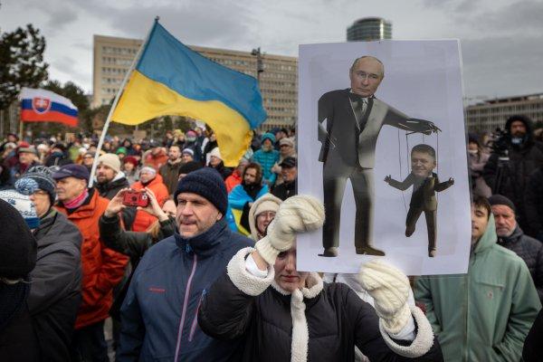 У Словаччині почалися масові протести проти візиту Фіцо до Москви