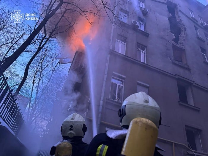 Наслідки російської повітряної атаки по Києву 1 січня, фото: ДСНС