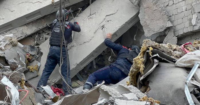 Российский КАБ разрушил подъезд многоэтажки. Фото: ОВА