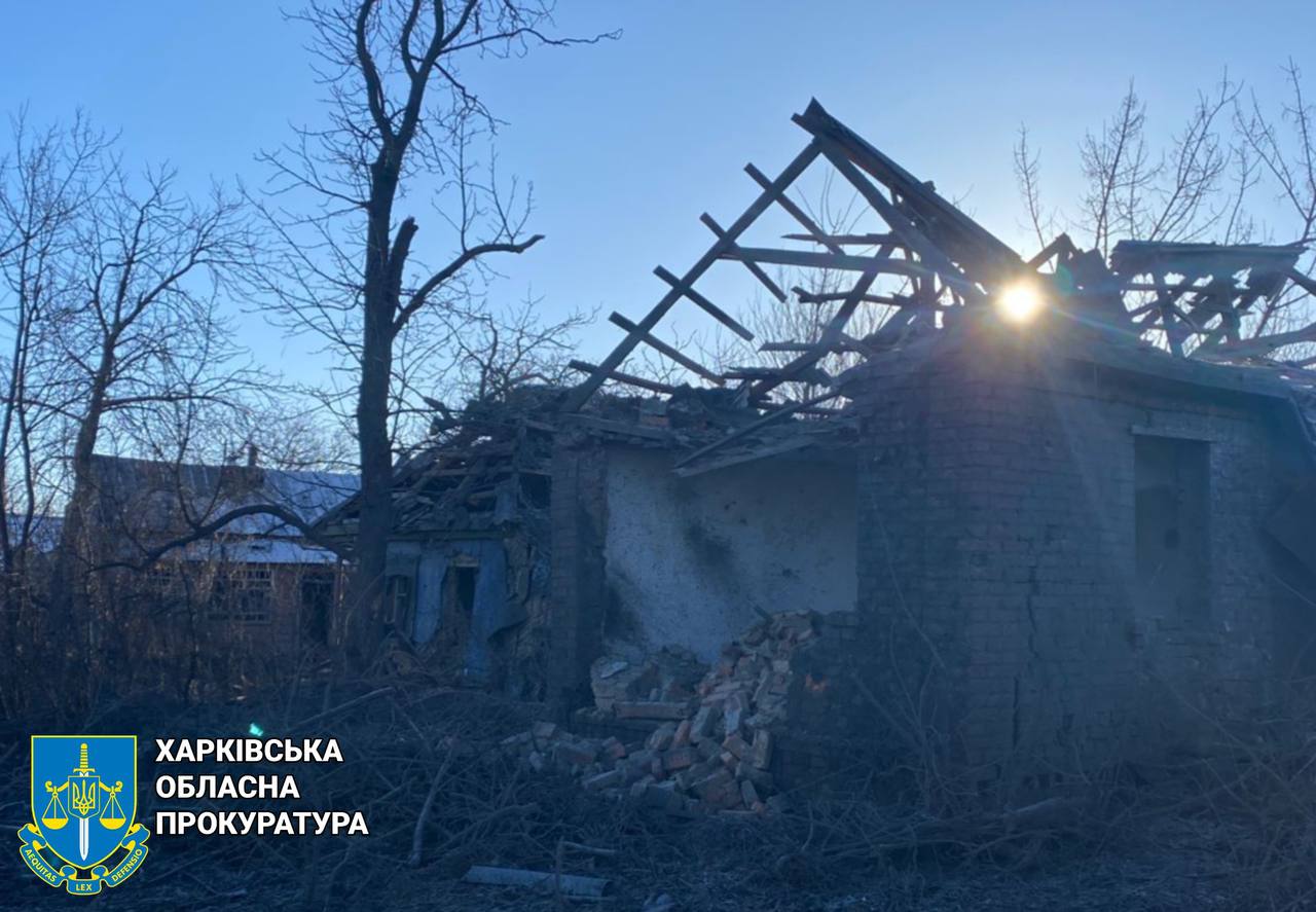 Російський обстріл пошкодив лікарню та авто «швидкої». Фото: прокуратура