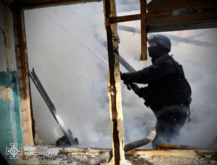 Наслідки російського авіаудару по Херсону, фото: ДСНС