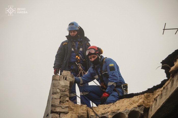 Наслідки російської повітряної атаки по Києву 10 січня, фото: ДСНС