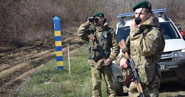 Авто з чоловіками-втікачами затримали прикордонники. Фото: ДПСУ