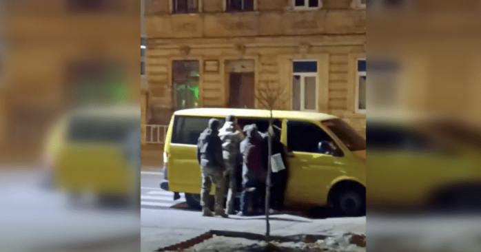 Предприниматель в Харькове напал на автобус ТЦК. Фото: