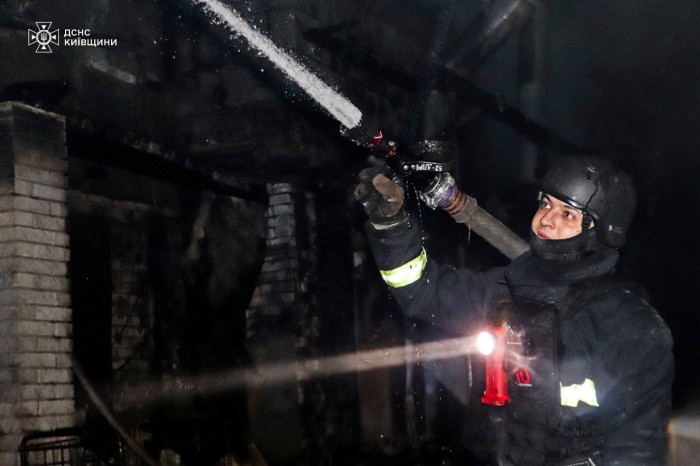 Наслідки падіння уламків БПЛА на Київщині, фото: ДСНС