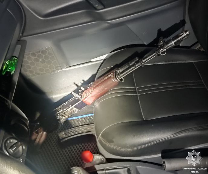 Стрілянину з автомата на СТО у Києві влаштував невідомий. Фото: патрульна поліція