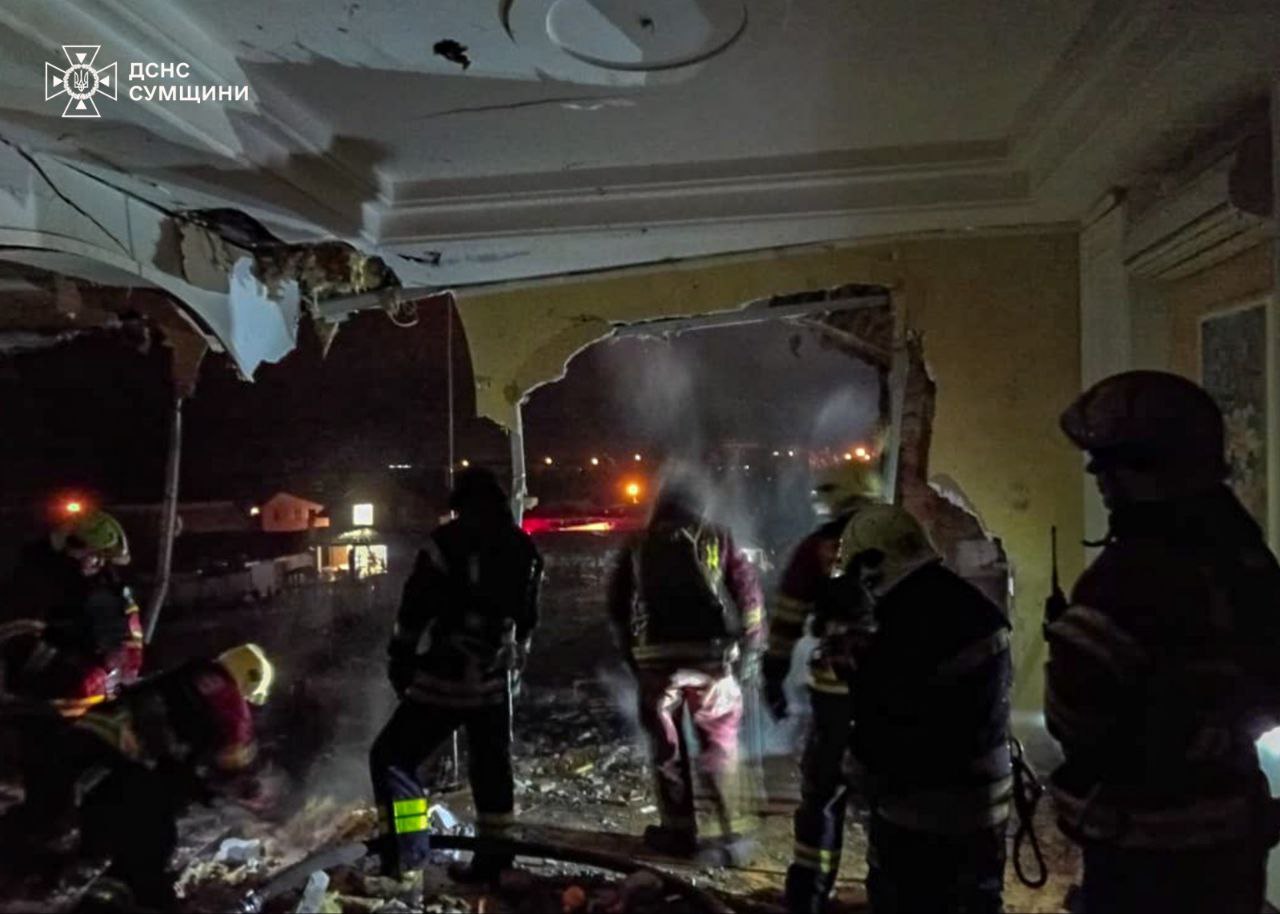 Наслідки удару по Сумах. Фото: ДСНС