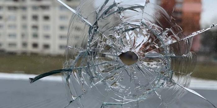 Неизвестные выстрелили в окно епархиального помещения УПЦ МП в Тернополе, фото: Нацполиция