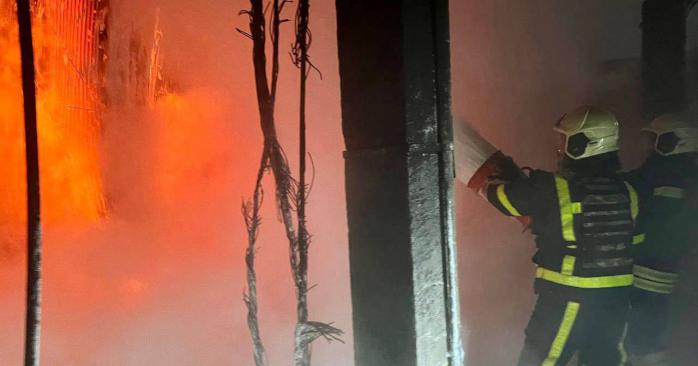 рф ударила дронами по трем районам Харькова. Фото: ГСЧС