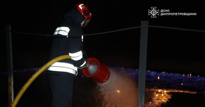 Армия рф обстреляла предприятие в Никополе. Фото: ГСЧС