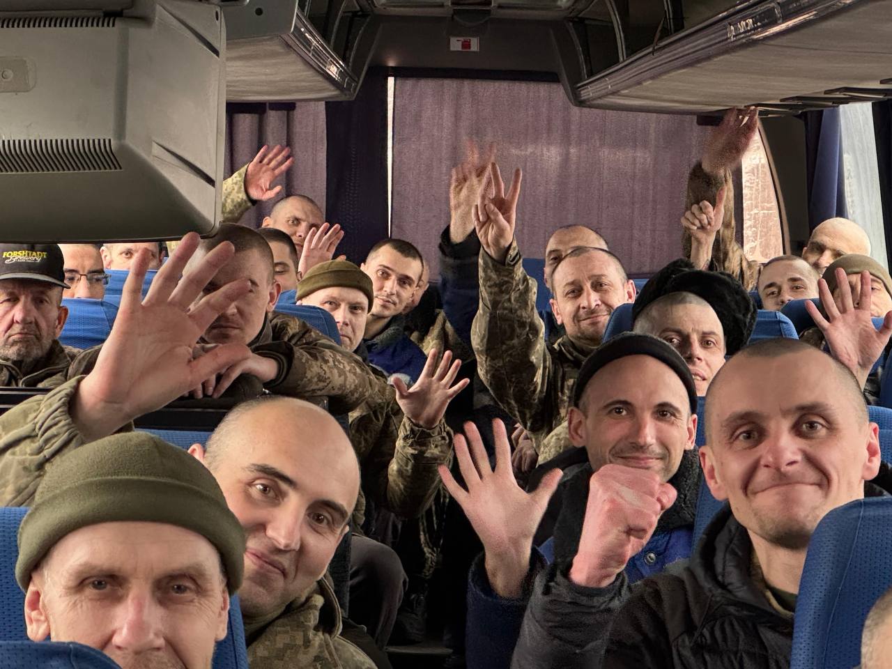 Повернені з російського полону військові. Фото: Зеленський у Telegram