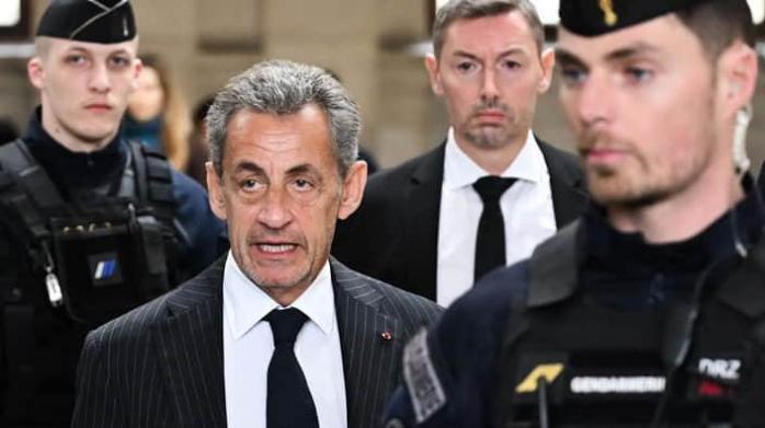 На експрезидента Франції Ніколя Саркозі наділи електронний браслет