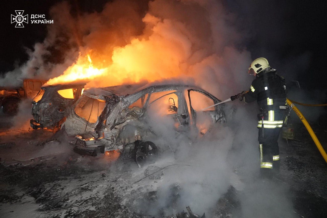 «Шахед» влучив в автомобільну стоянку в житловому кварталі. Фото: ДСНС