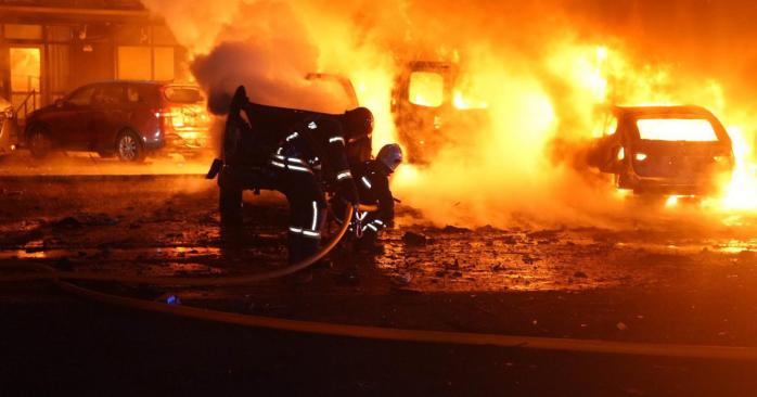 «Шахед» влучив в автомобільну стоянку в житловому кварталі. Фото: ДСНС