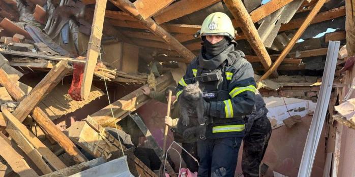 Последствия российских обстрелов Золочева, фото: ГСЧС