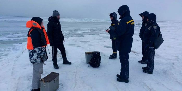 Трех человек спасли с льдины на Днепре, фото: ГСЧС