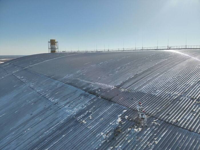 Наслідки удару російського безпілотника по ЧАЕС, фото: ДСНС