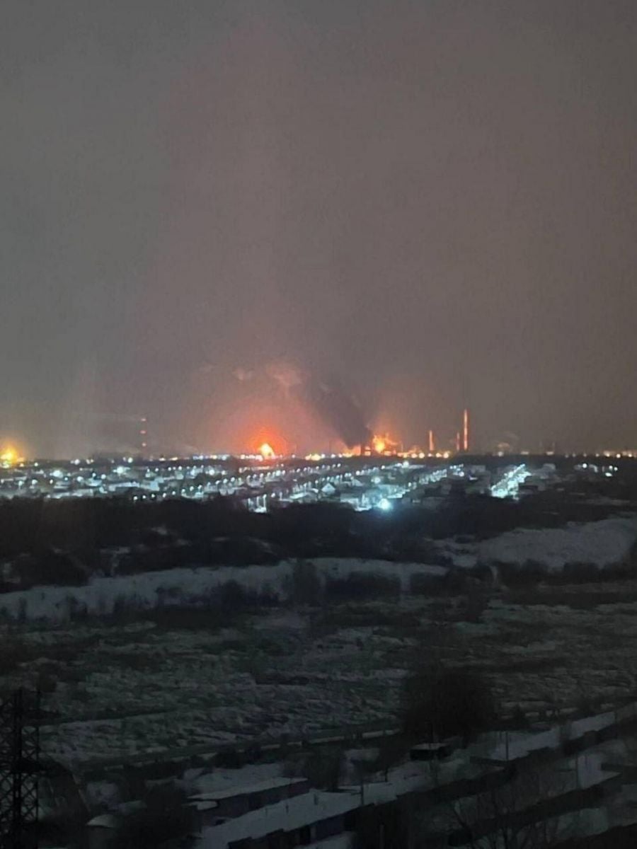 Сизранський НПЗ горить після атаки БпЛА. Фото: соцмережі