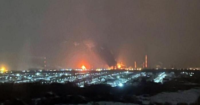 Сызранский НПЗ горит после атаки БпЛА. Фото: соцсети
