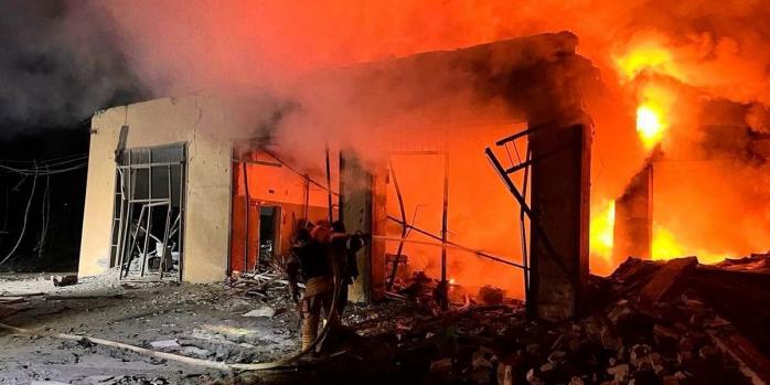 Последствия российского ракетного удара по Кривому Рогу, фото: ГСЧС