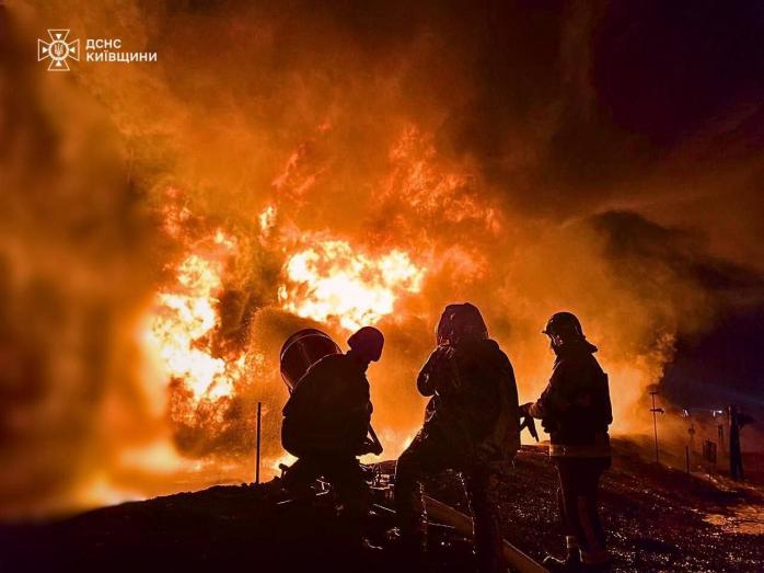Ночная атака дронов - большой пожар возник на Киевщине