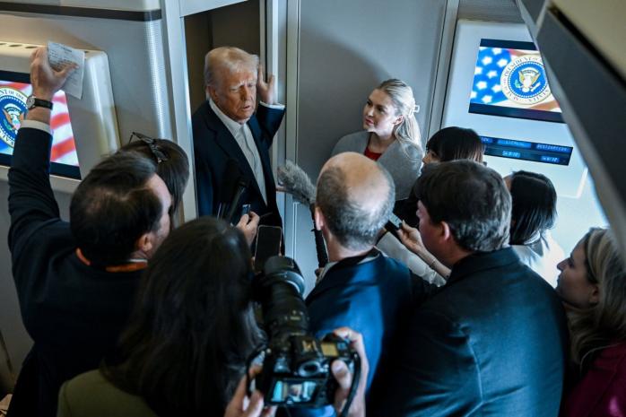 Белый дом начнет самостоятельно отбирать медиа в президентский пул 