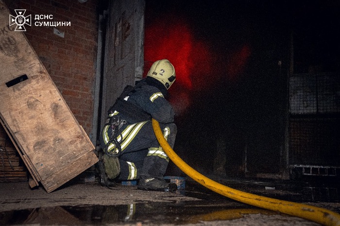 Наслідки нічного російського удару по Сумах, фото: ДСНС