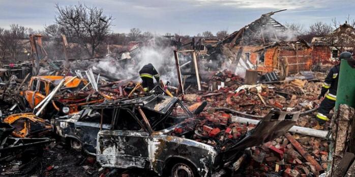 Наслідки російського удару по Слатиному, фото: ДСНС