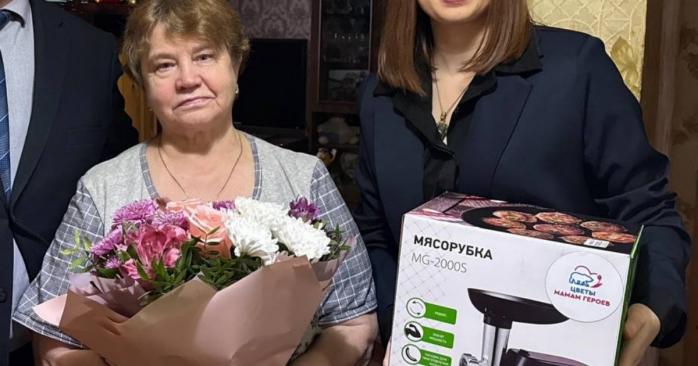 Вручение подарков матерям погибших агрессоров, фото: социальные сети