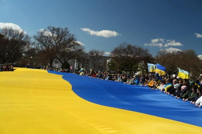 Самый большой в мире украинский флаг развернули на митинге возле Белого дома