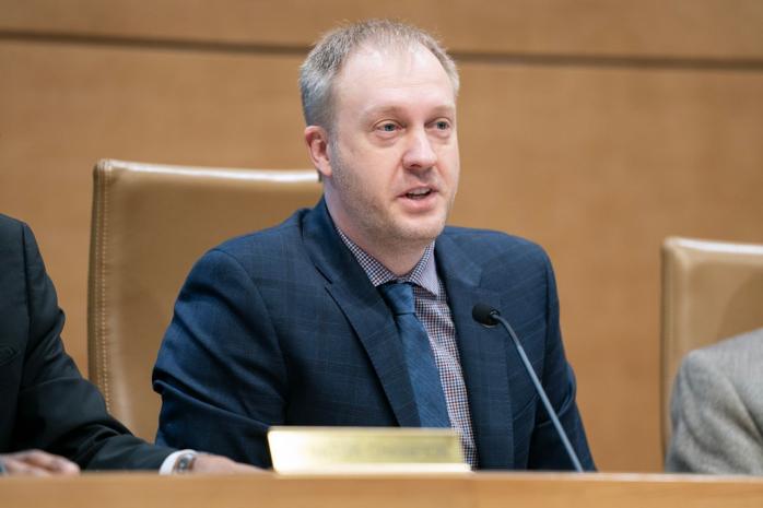 Сенатора-трампіста заарештували за ймовірне втягнення неповнолітньої в проституцію