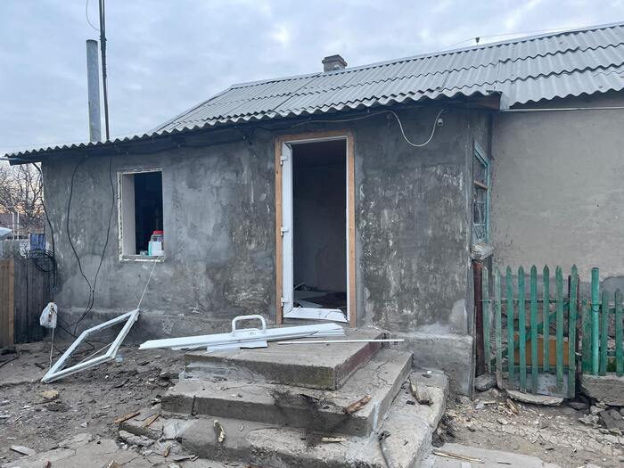 Наслідки російського обстрілу Новорайська, фото: Херсонська ОВА