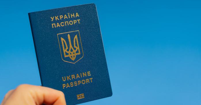 Украинцам за границей упростили оформление паспортов. Фото: