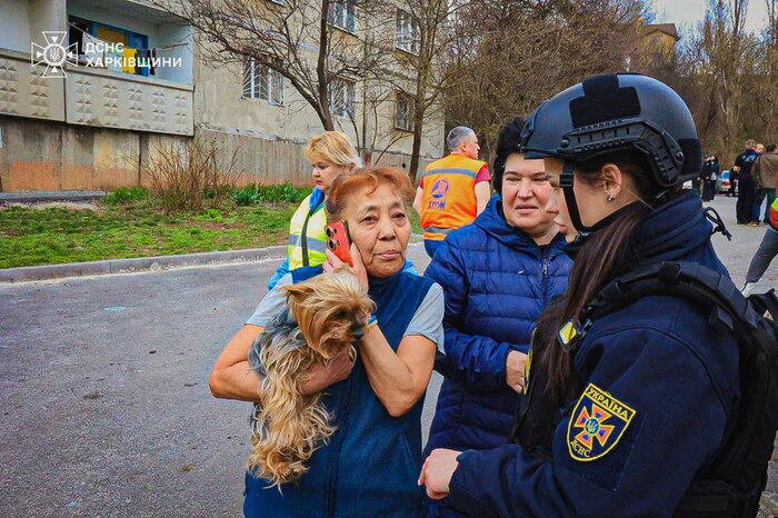 Наслідки удару безпілотника по багатоповерхівці у Харкові 2 квітня, фото: ДСНС