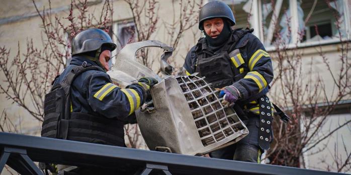 Последствия удара беспилотника по многоэтажке в Харькове 2 апреля, фото: ГСЧС