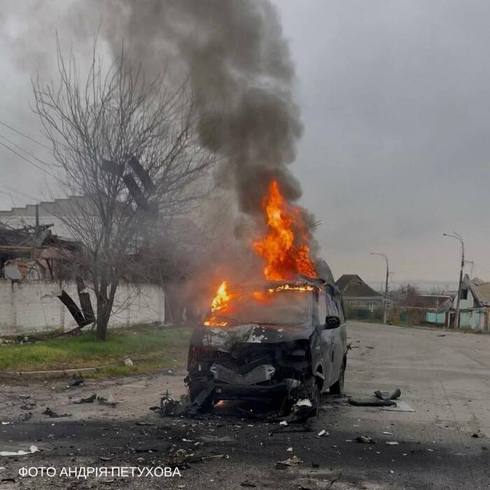 Російські дрона атакували автомобіль волонтерів, фото: Херсонська МВА