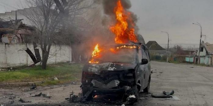 Російські дрони атакували автомобіль волонтерів, фото: Херсонська МВА