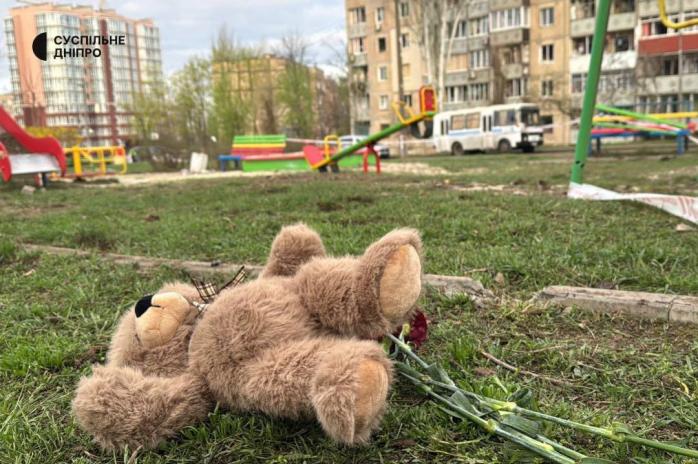 Местные жители начали приносить на обстрелянную в Кривом Роге детскую площадку цветы и игрушки
